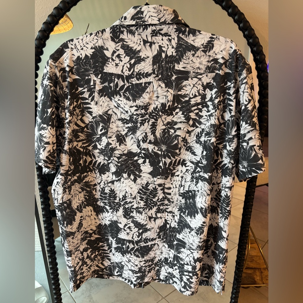 Lululemon Men’s Black & White Tropical Button-Up Shirt - Picture 2 of 6